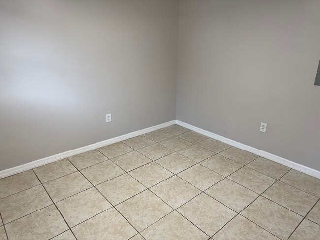 Building Photo - Spacious 3-Bedroom, 2-Bath Triplex – Clean and Move-In Ready!