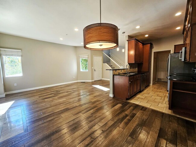 Building Photo - Beautiful 3 Bed 2.5 Bath Townhome in Beaut...