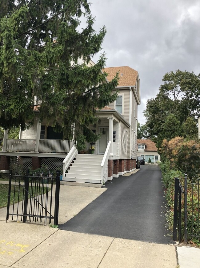 Building Photo - 4312 N Kedvale Ave