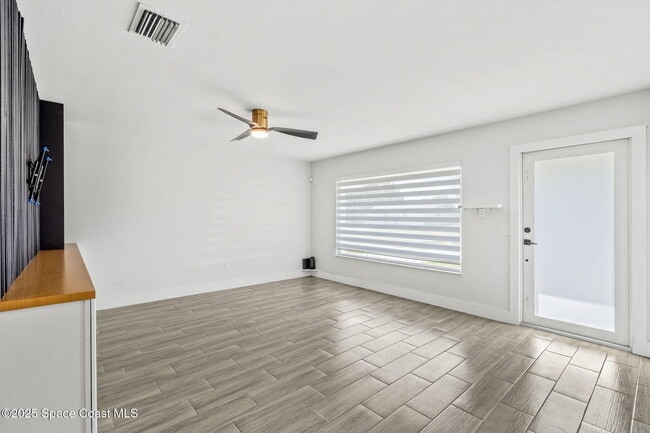 Building Photo - 1310 Mariposa Dr NE