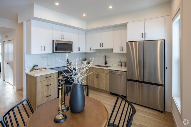 2BR, 2BA - 1113SF - Kitchen - The Towns @ Trail31