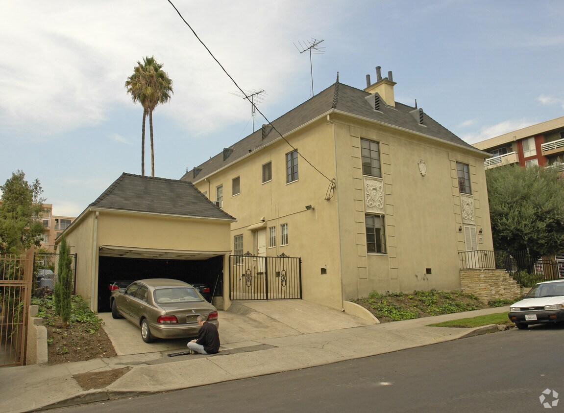 Building Photo - 7200-7208 Hawthorn Ave