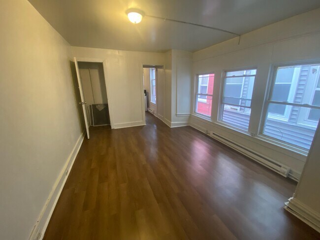 Building Photo - 323 N 9th St