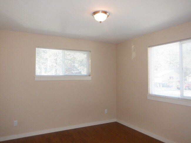 Foto del edificio - 1 Bed/1 Bath Duplex Unit in Fantastic Westside Bend Location - Knoll Ave