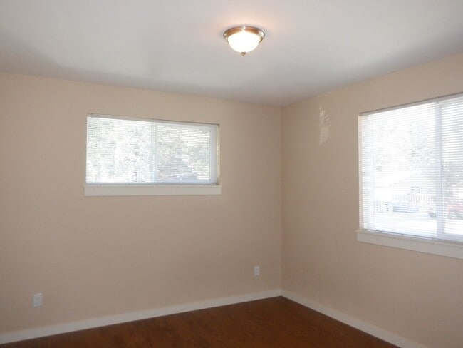 Building Photo - 1 Bed/1 Bath Duplex Unit in Fantastic Westside Bend Location - Knoll Ave