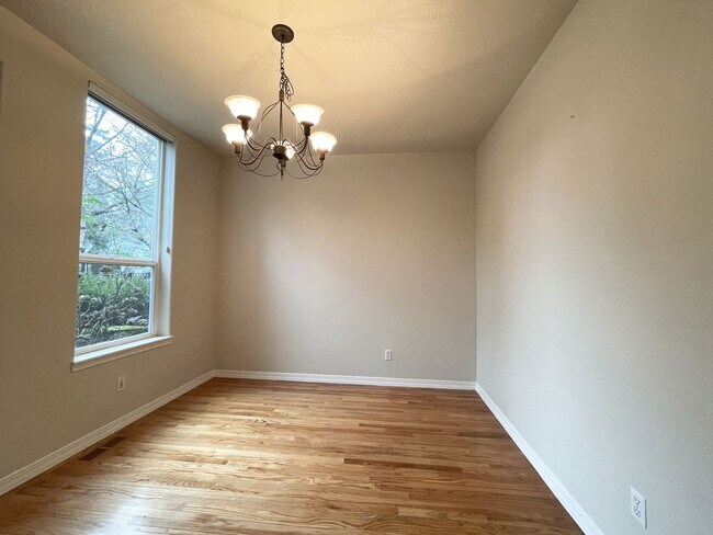 Building Photo - Gorgeous Townhouse in the Heart of Multnomah Village with Attached Garage, Outdoor Space
