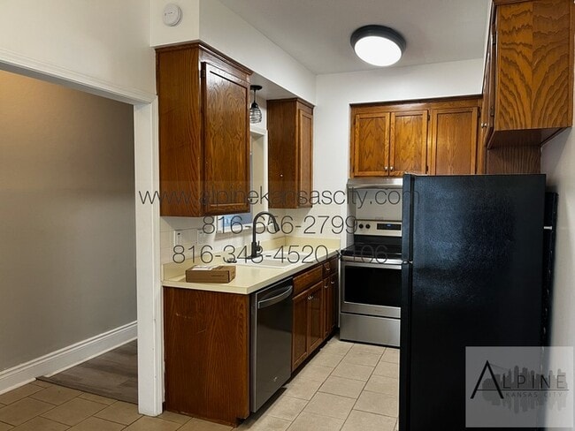 Building Photo - Spacious, Garage, Vouchers Considered!