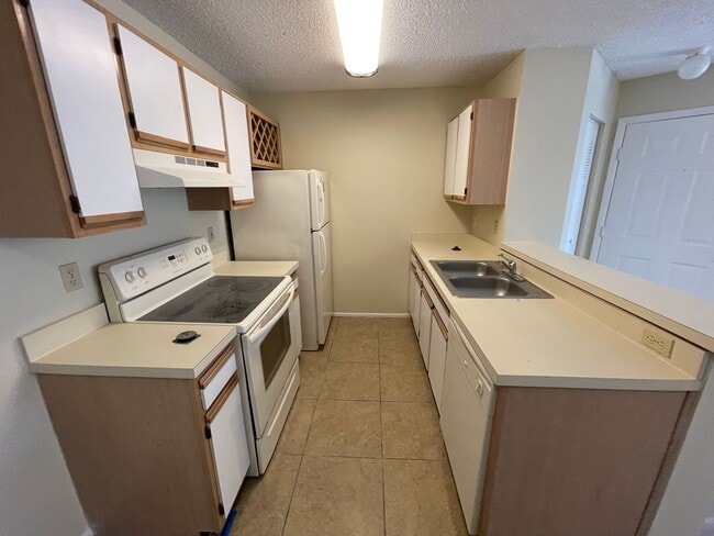 Building Photo - LAKE MARY: Gated Community of Regency Park AVAILABLE APRIL 10th!