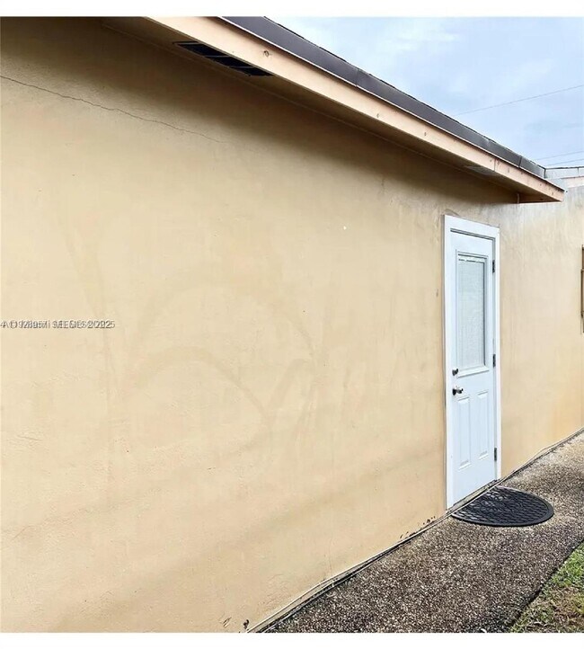 Foto del edificio - 2449 NW 73rd Ave