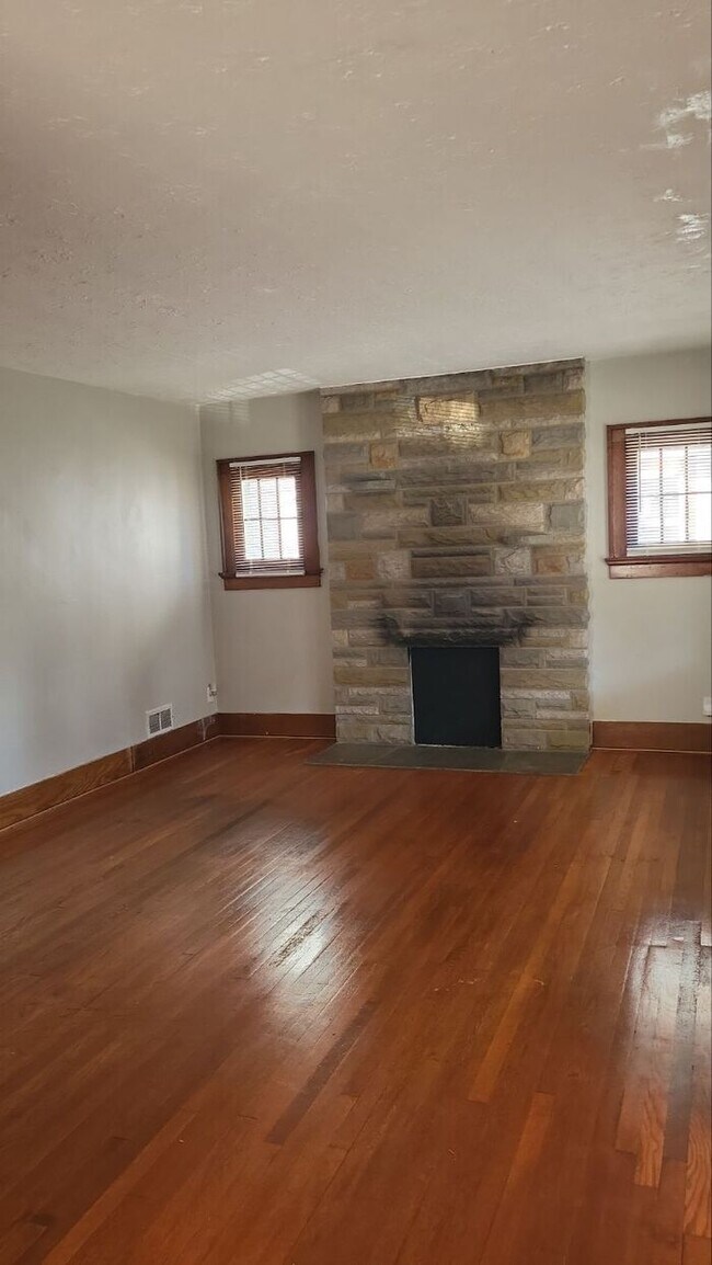Building Photo - WINTER MOVE IN SPECIAL!! 3 Bed 1 Bath Upda...