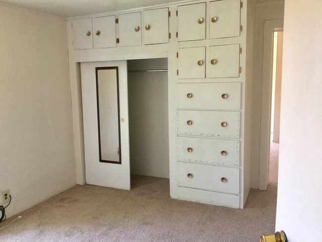 Building Photo - Home on Two Acres with Pets Considered