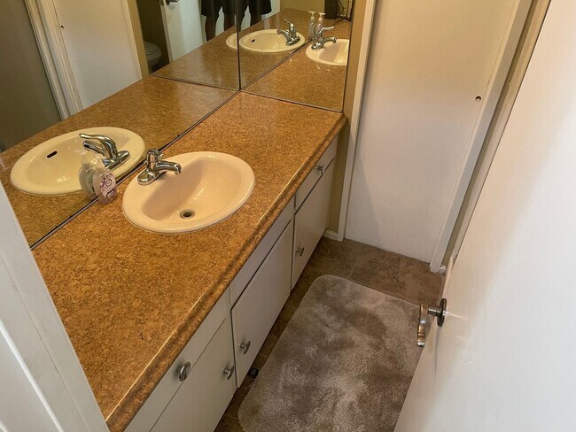 Building Photo - Cozy 2 bedroom home upgraded home!