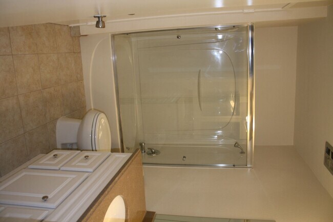 Foto del edificio - 2 Bedroom Condo for Rent