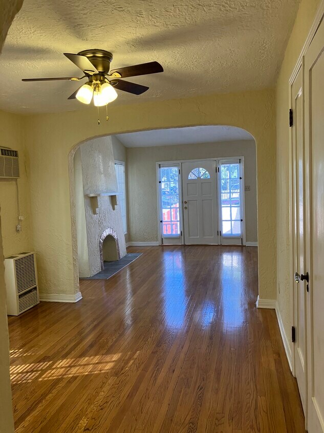 Foto principal - 1129 N Genesee Ave