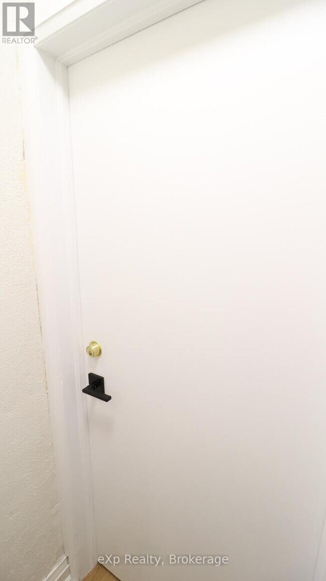 Photo du bâtiment - 875 Millwood Rd