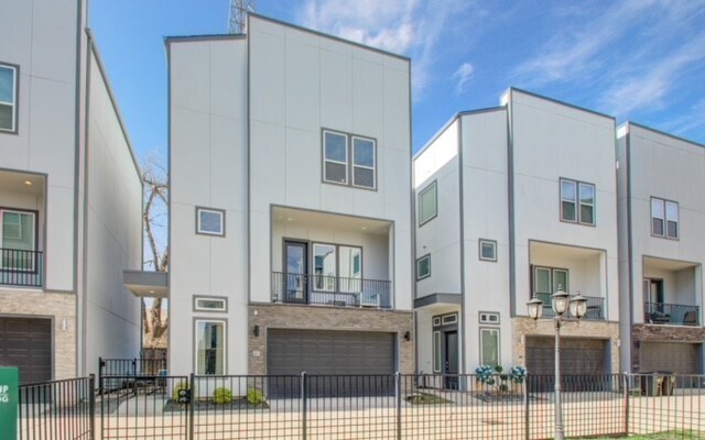 Foto del edificio - 8411 Hempstead Rd