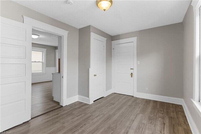 Foto del edificio - 2064 Halstead Ave