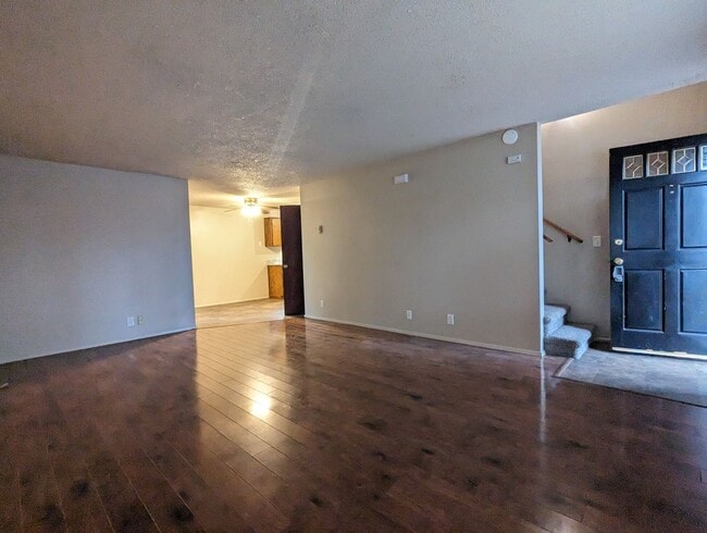 Building Photo - Great 2-Story, 2-Bedroom, 1.5-Bath Duplex ...