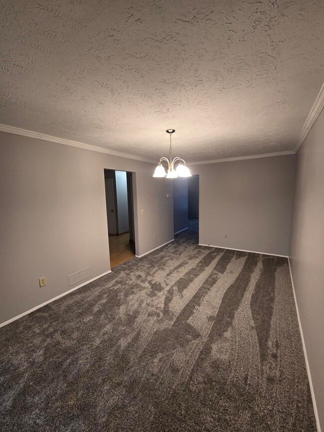 Building Photo - Spacious 3 bedroom townhouse