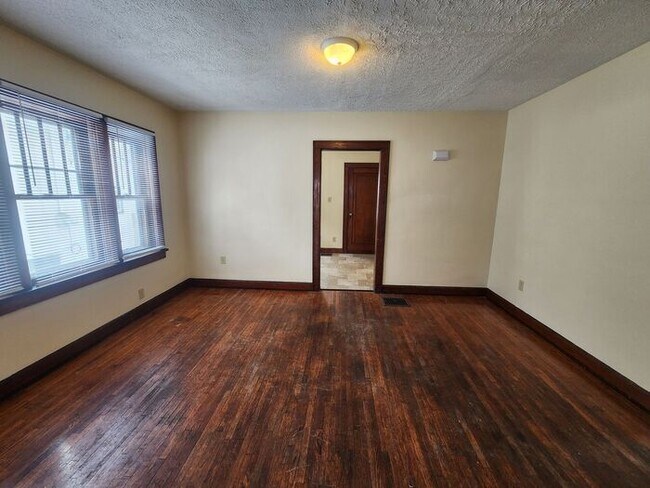 Foto del edificio - 2 Bedroom Home Near Union Hospital - Pets Welcome!