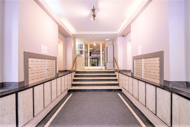 Building Photo - 6525 Côte-Saint-Luc