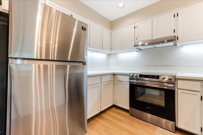 Building Photo - 5150 S Landing Dr