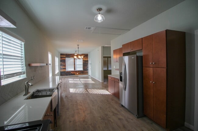 Foto del edificio - Downtown 3 bedroom 2 bath gorgeous remodel