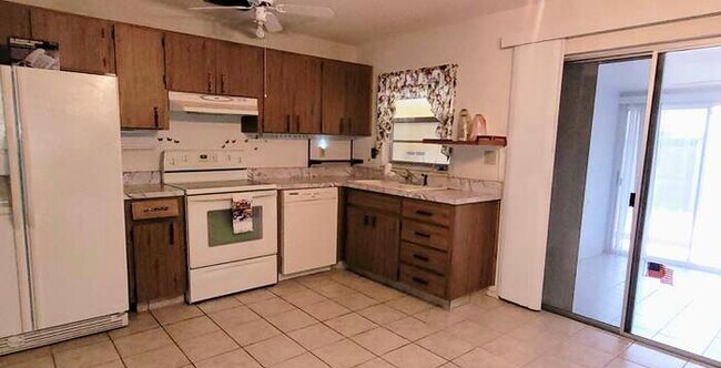 Foto del edificio - 3215 Laird Dr