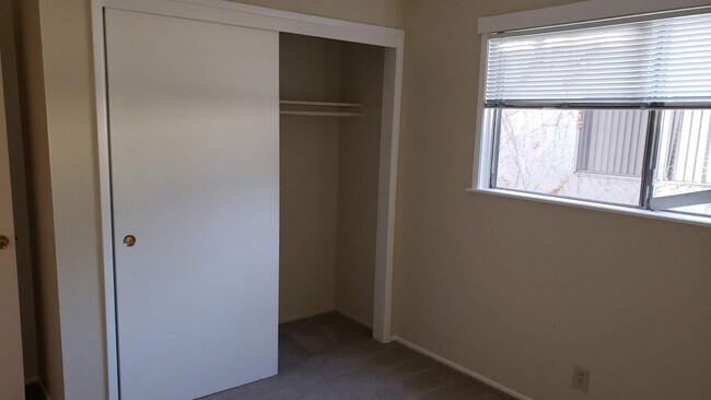 Building Photo - 2242 Shamrock Dr