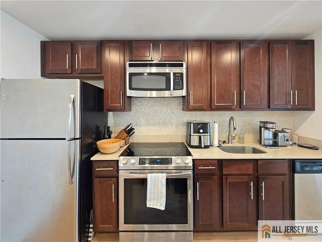 Building Photo - 110 Somerset St