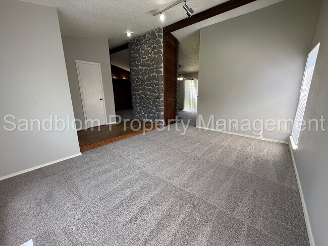 Foto del edificio - FOR LEASE | Eastland Acres | Available Now!
