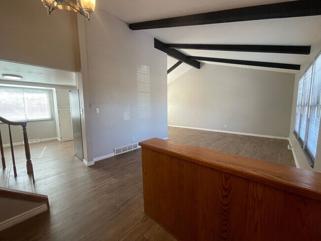 Building Photo - $0 DEPOSIT OPTION. TRI-LEVEL AURORA HOME W...