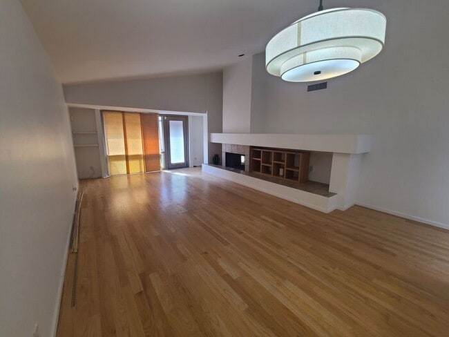 Building Photo - 3118 E Macenroe Ln