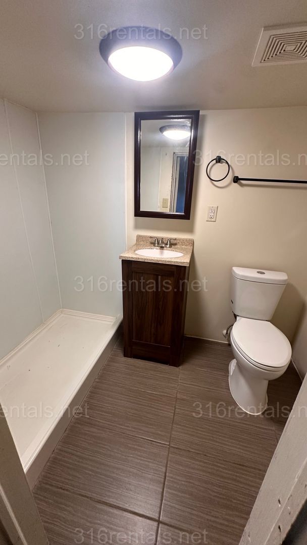 Building Photo - $625 - 1 nonconforming room / 1 bathroom - Apartment in the McCormick Neighborhood