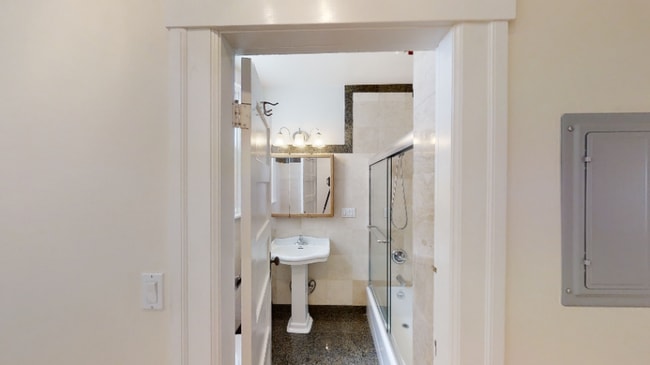 Building Photo - 622-624 Shrader St