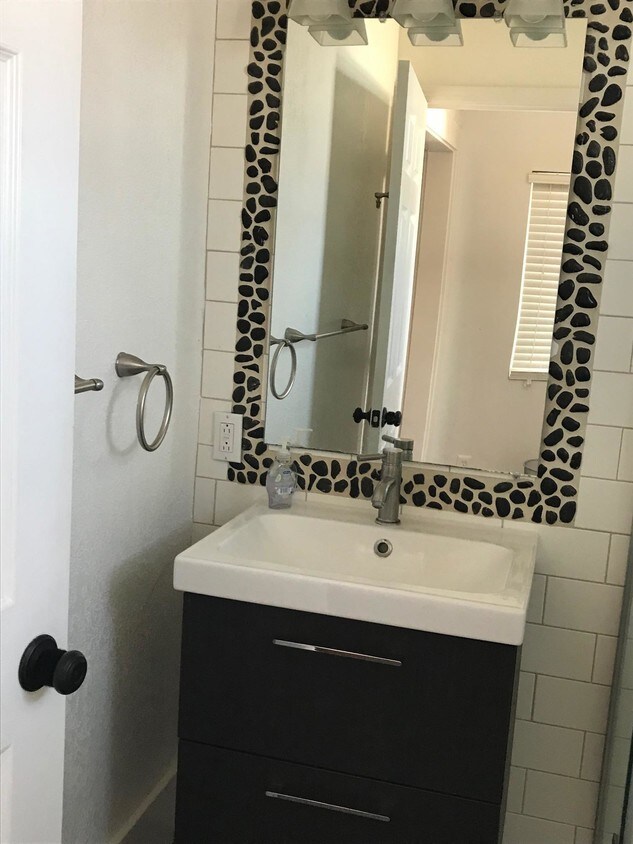 Bath - 382 Gifford Ave