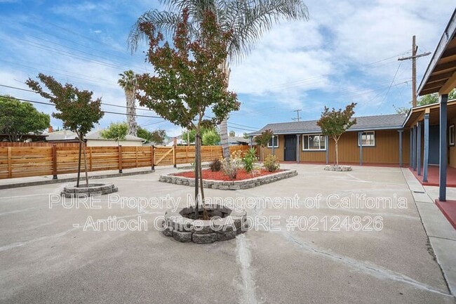 Building Photo - 312 W Tregallas Rd