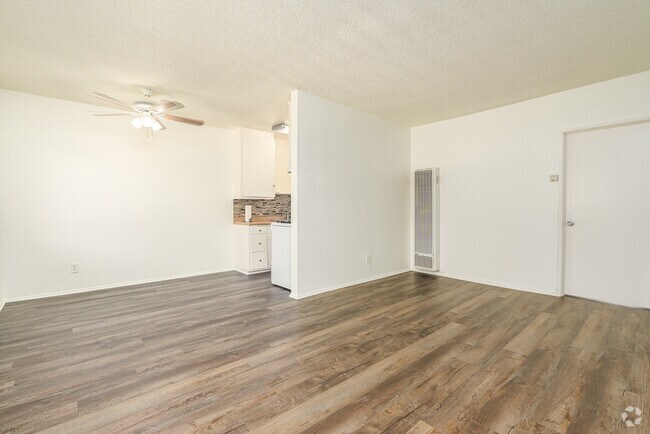 1 habitación, 1 baño - 650 pies cuadrados - Sala de estar - 128 W Maple St