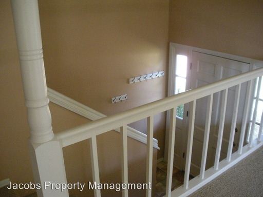 Building Photo - 2412 Spruce Dr