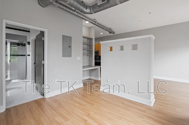 Building Photo - 514 W 10th St