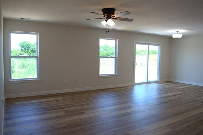 Foto del edificio - New construction three-bedroom 2-bathroom Home In Tuscany Ridge!