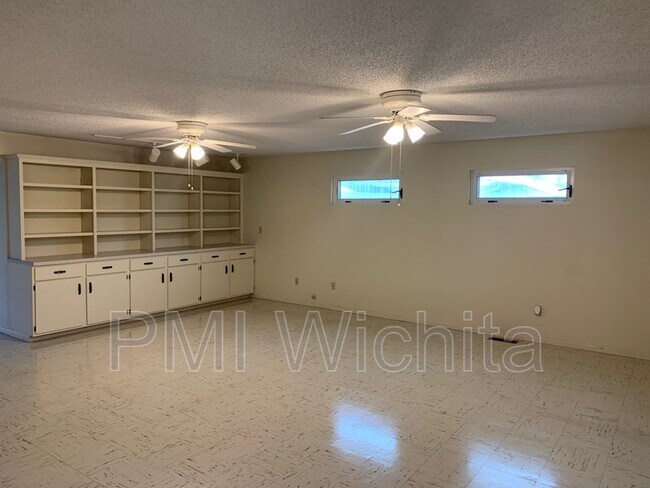 Building Photo - 201 N Willow Dr