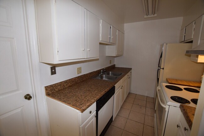 Foto del edificio - 2 bedroom, 2 bath duplex for rent at 4705 ...