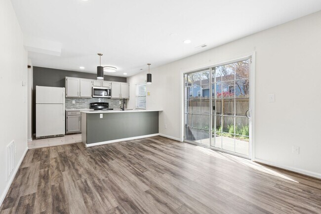 Building Photo - Columbus Station Condo-Ready to move in