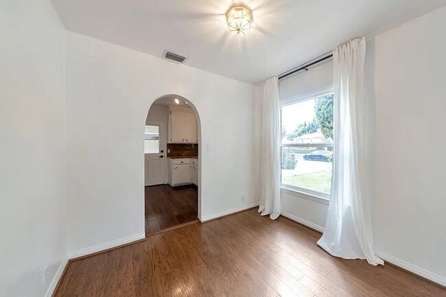 Foto del edificio - 22051 Crespi St