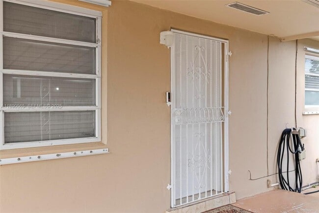 Building Photo - 5633 SW 40th St