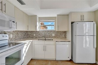 Building Photo - 706 111th Ave N