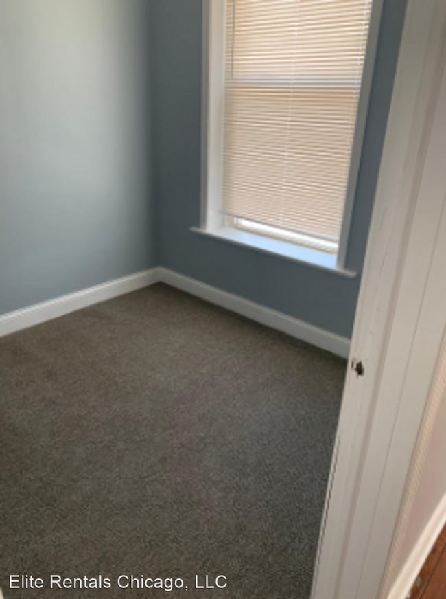 Building Photo - 3 br, 1 bath Apartment - 6610 S. Rhodes Ave.