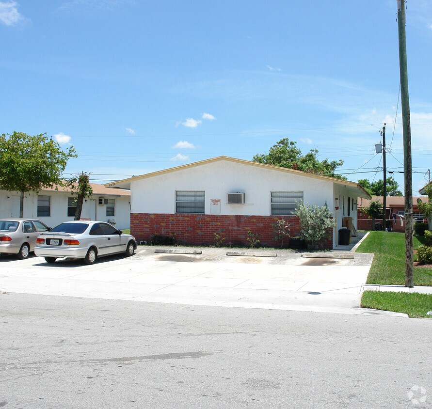 Building Photo - 2730-2740 NW 15th Ct