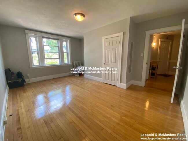 Building Photo - 142 Davis Ave